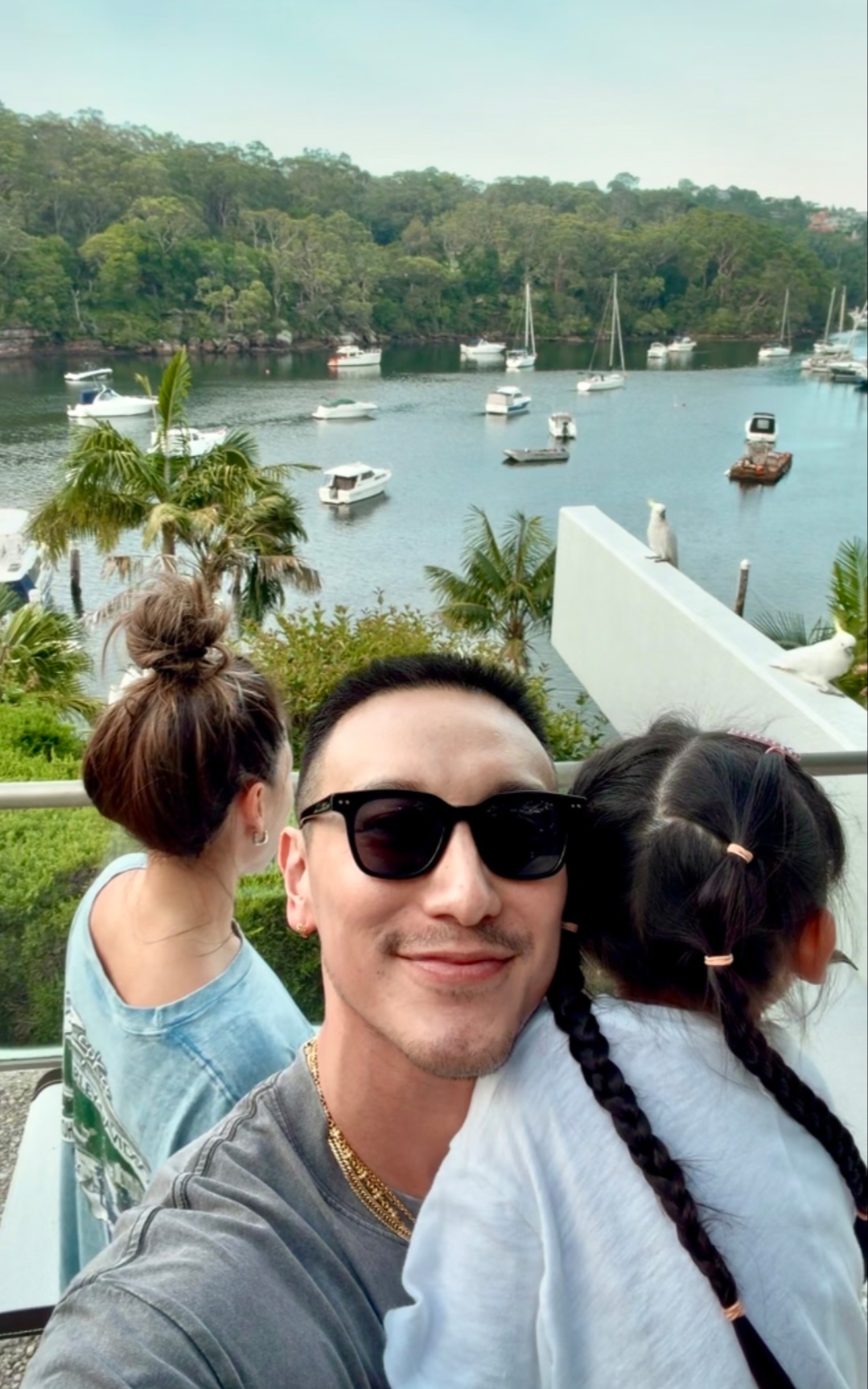 演员王阳明随妻子回娘家澳洲过年，一家三口同框，蔡诗芸气质真好
