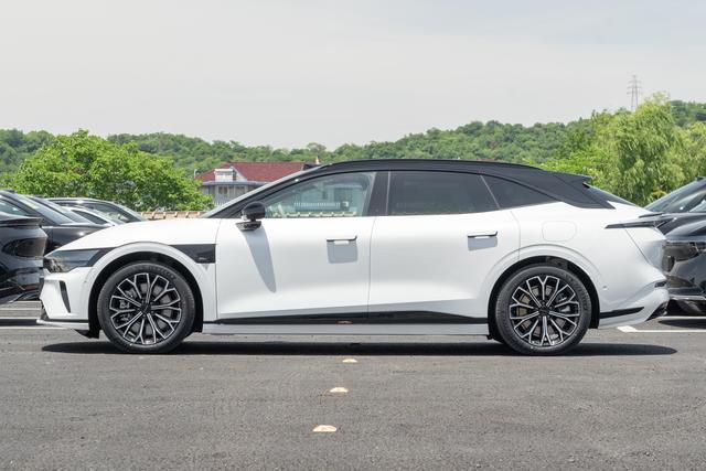 海豹 06 DM-i 旅行版对比极氪 007 GT：年轻旅行之选