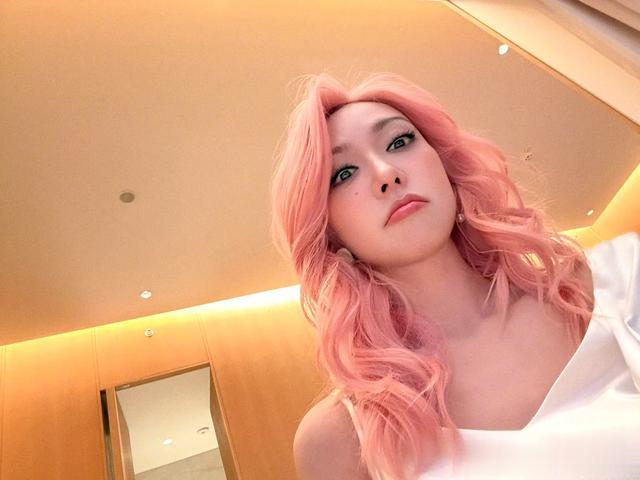 被薛凯琪这组美照拿捏!粉色卷发搭配白裙,少女感爆棚