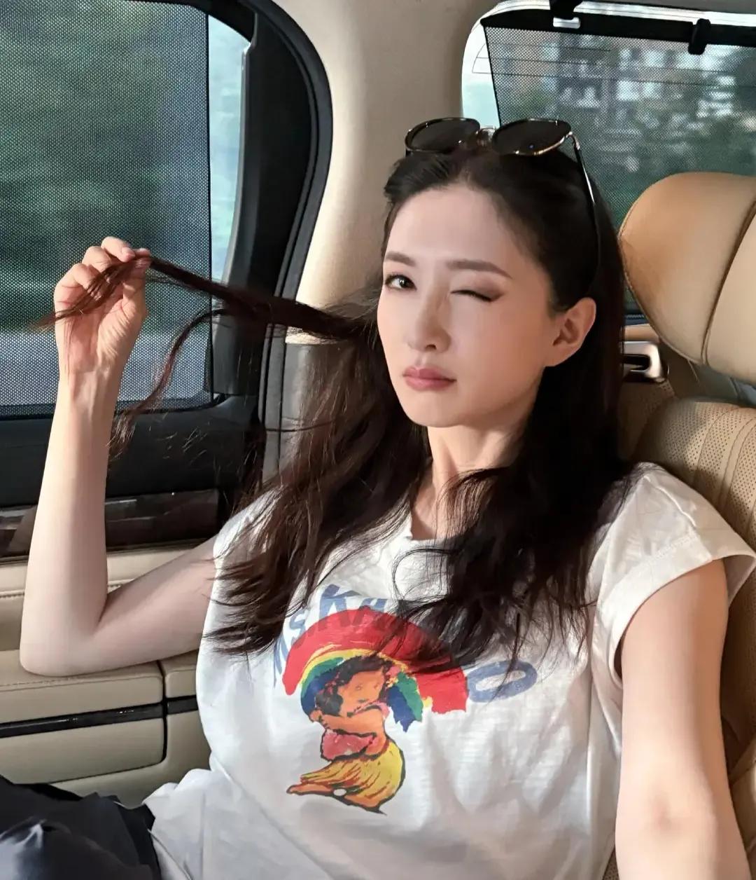 江疏影七夕分享多样美照,抹胸上衣搭配休闲风造型,尽享惬意时光