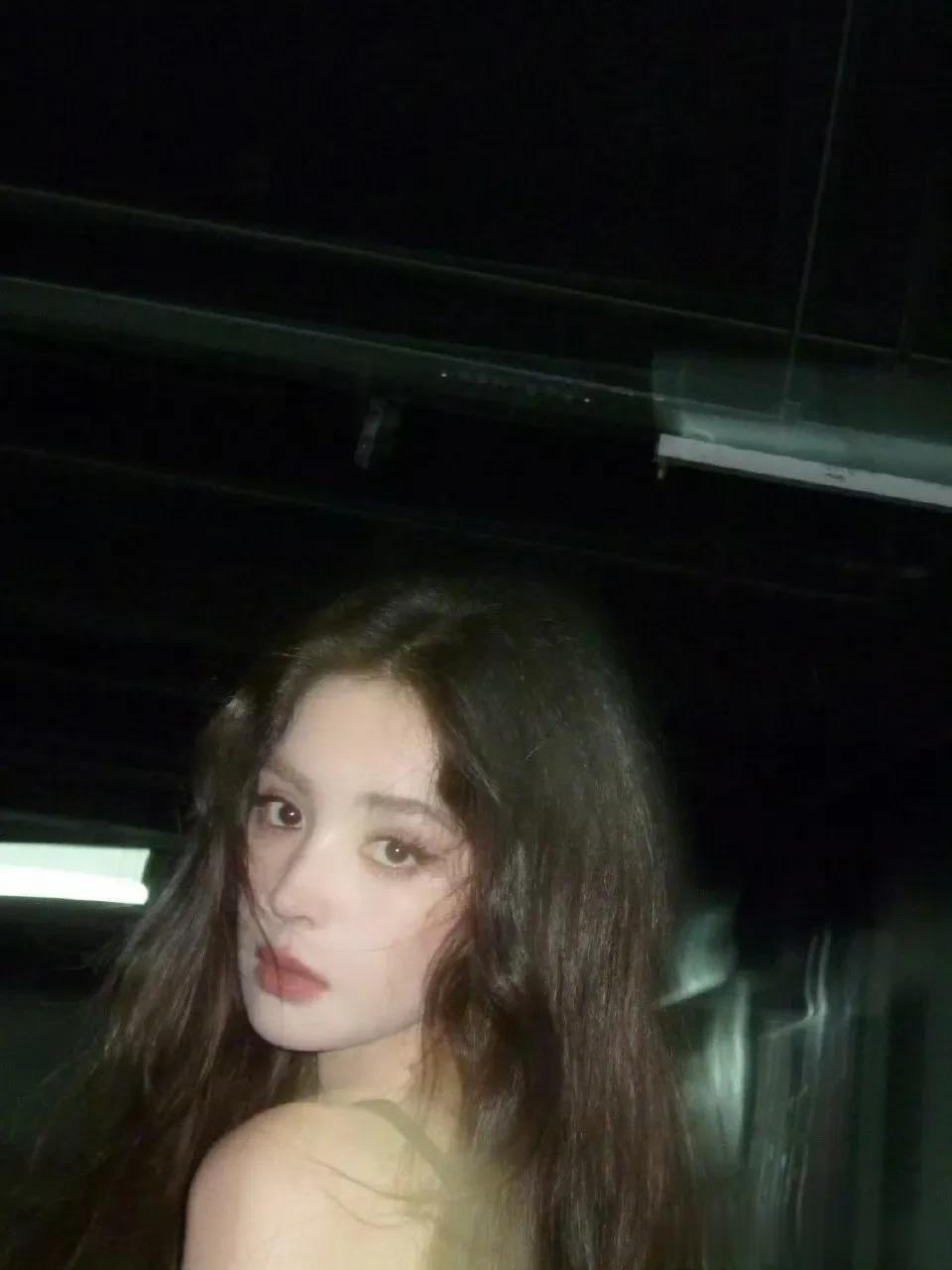 娜扎造型简约却美得不简单，神性悲悯又疏离的顶级美人