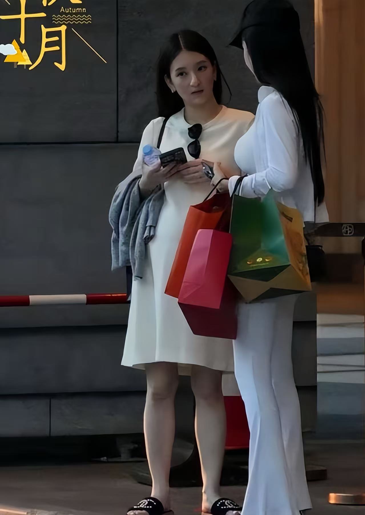 方媛孕晚期和闺蜜逛街！肚大如萝依旧很灵活，女明星帮提包排面足