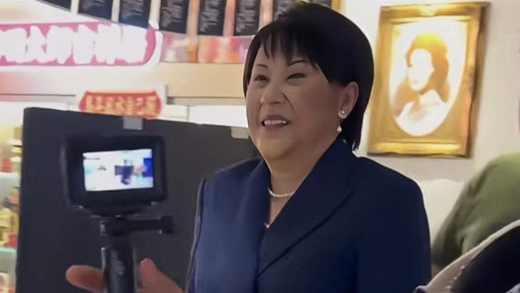 香港知名女星玩角色扮演，容貌大变似整容失败，网友直呼不敢认