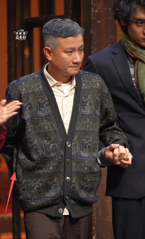 41岁文章腰部受伤!上海演出痛到呲牙咧嘴、两人搀扶,头顶也秃了