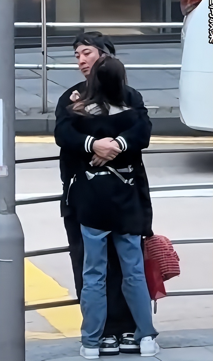 王思聪带4个美女香港逛街，穿100万牛仔裤、限量版球鞋，女友没在