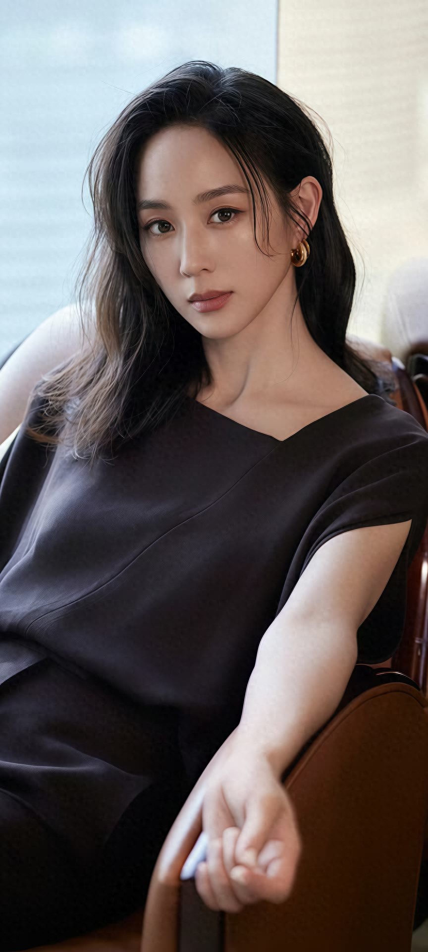 张钧甯黑裙氛围感大片，慵懒随性气质拉满