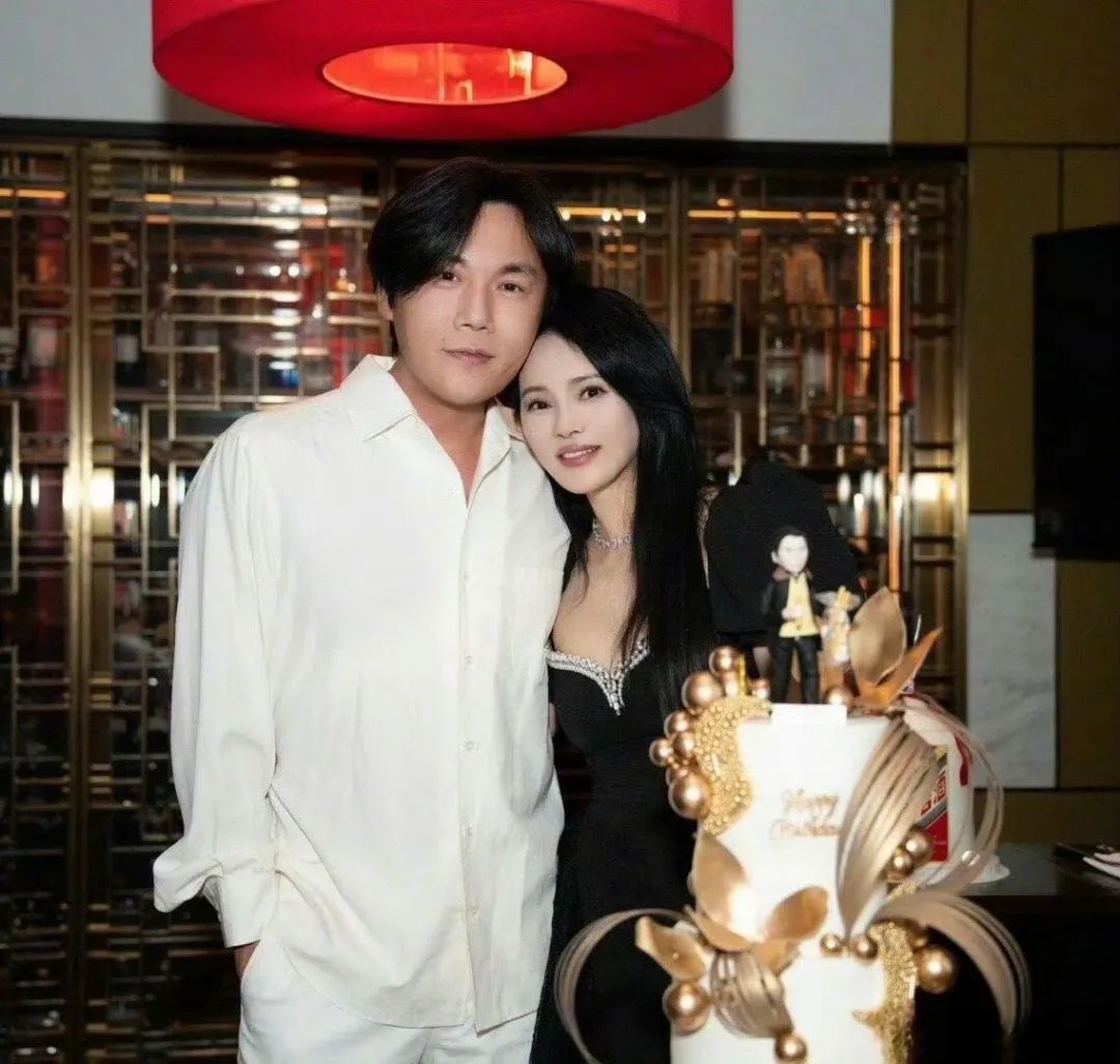 看了伊能静的最新状态，我悟了：穿搭简约时尚，会保养，果然年轻