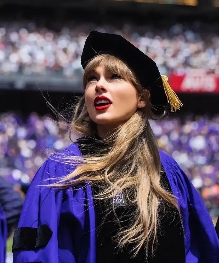 莎朗·斯通颁奖礼狂飙9分钟真心话 点名称赞泰勒·斯威夫特