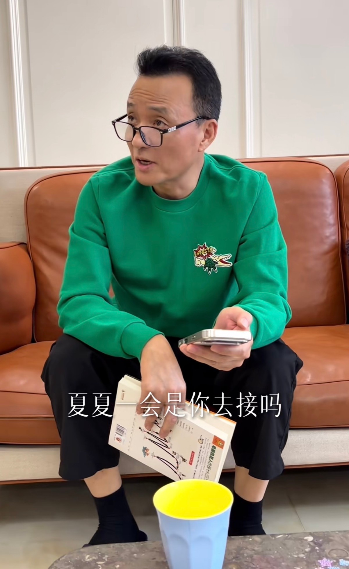 海哈金喜晒与爸爸日常，家里面积不少，收拾干净，挂着李嫣的画作