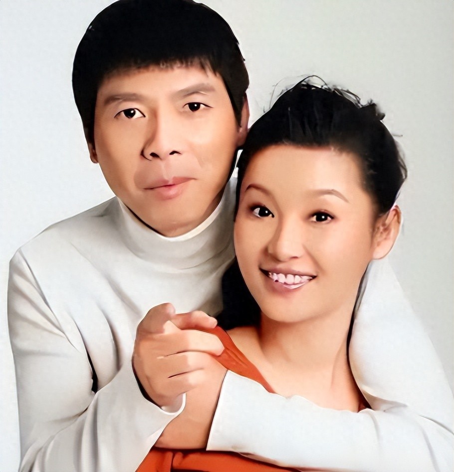 58岁徐帆近照美人迟暮!皮松肉垮老到不敢认,步履蹒跚像走不动路