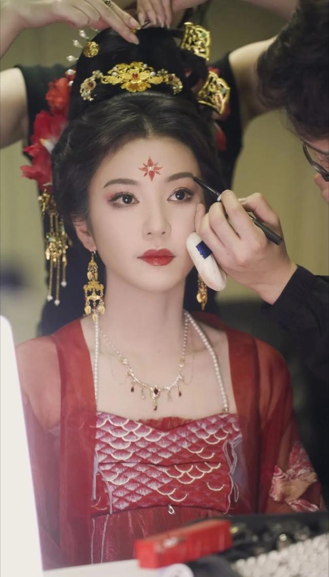 李云霄不仅是旗袍的神,穿汉服同样美得不可方物,雍容华贵似牡丹