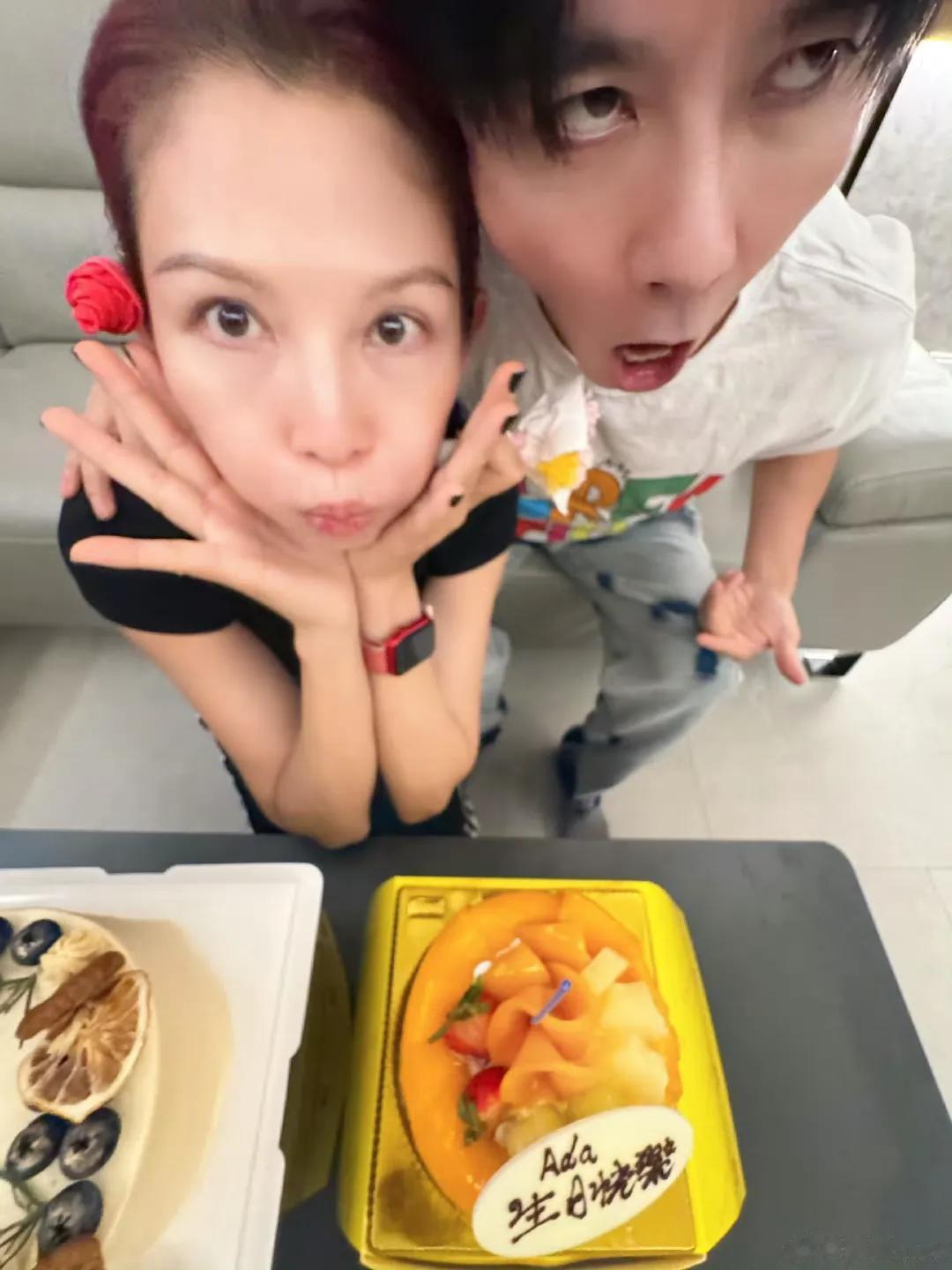 张晋晒全家福为老婆庆生,夫妇俩互动恩爱甜蜜,52岁蔡少芬状态好