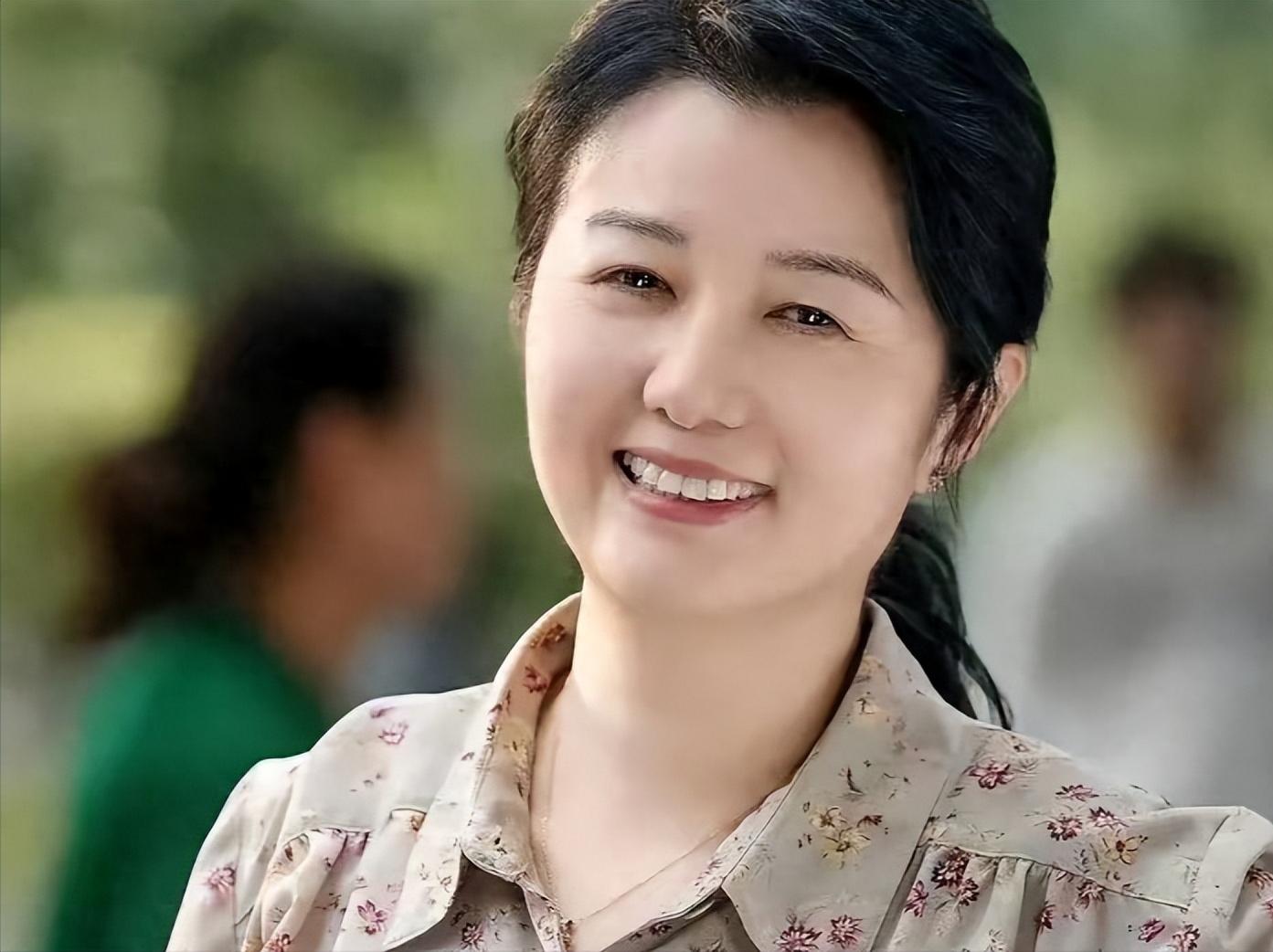 二婚嫁大13岁杜志国后,定居武汉素面朝天很自信,继子杜淳成心病