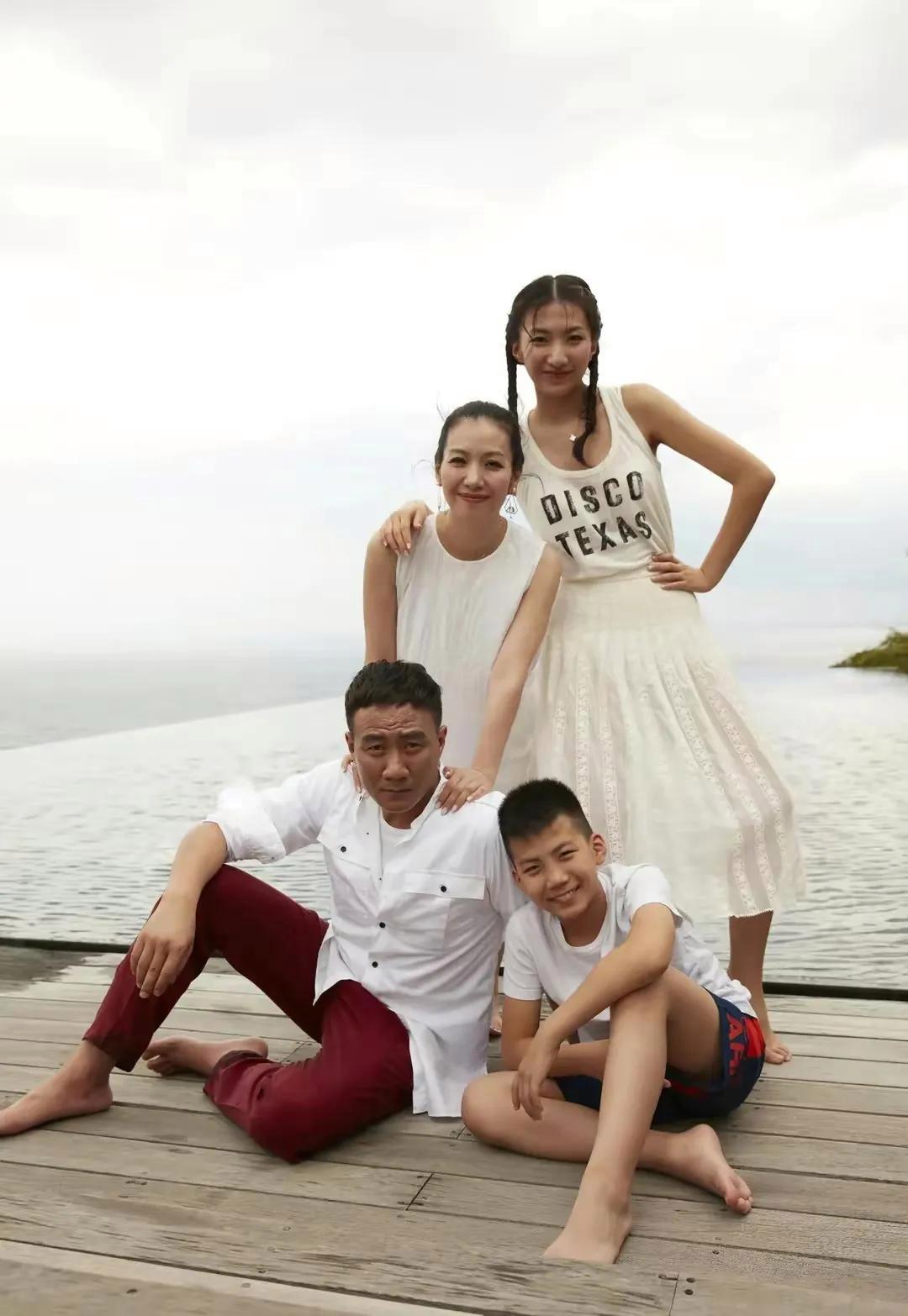 回顾胡军，喝酒喝不过就娶了人家，打不过就加入，结婚至今零绯闻