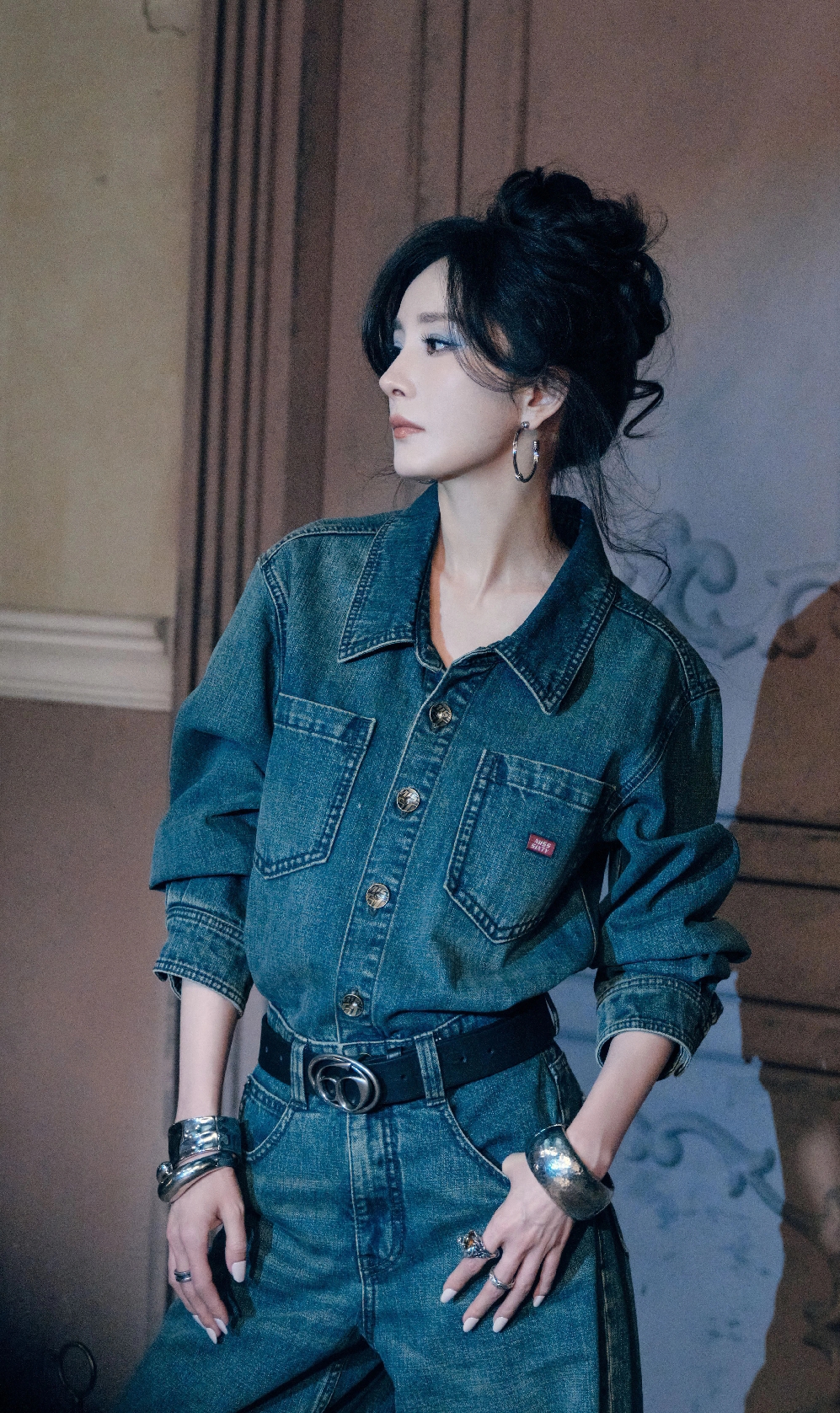 杨幂最新广告硬照高清来袭，一身牛仔酷酷来袭，眼神很到位