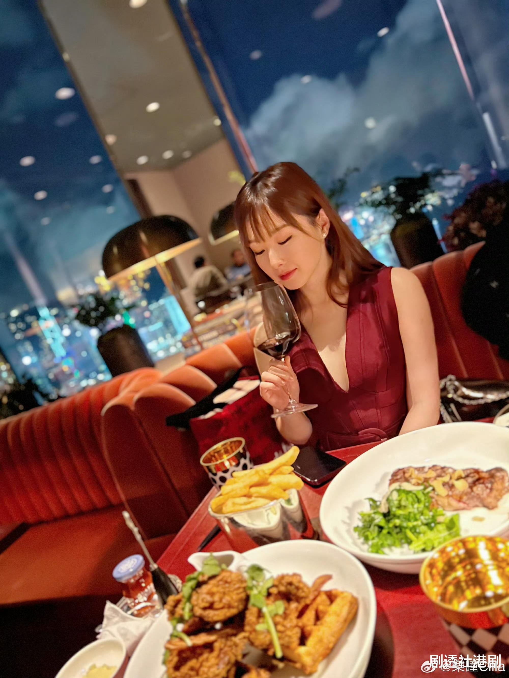 TVB童颜女星罕见露面!离巢后转型做网红,兼顾红酒生意越发富贵