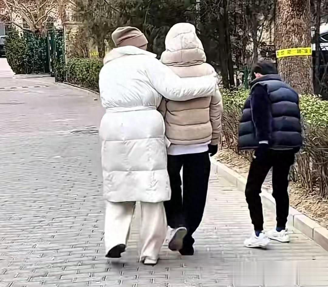 12岁玥儿穿价值7000元外套,很贵气!越长越像大S