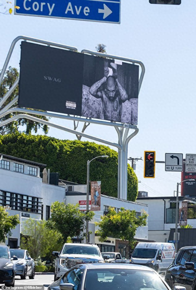 31岁贾斯汀·比伯带妻儿发新专辑，裤腰卡臀部下，被嘲“长不大”