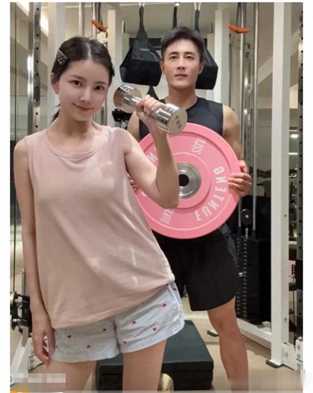 杜淳陪老婆王灿一起健身，杜淳晒八块腹肌，夫妻俩手臂肌肉发达！