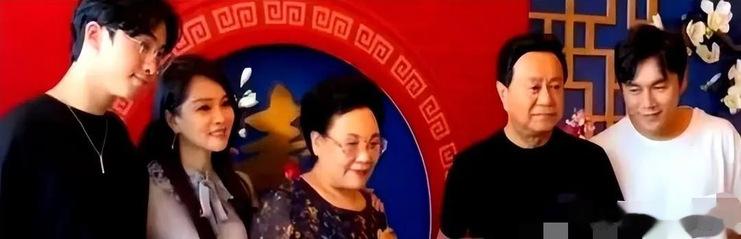 庾澄庆急召恩利吃牛排,儿子边吃边念秦昊:昊哥约我密室逃脱!