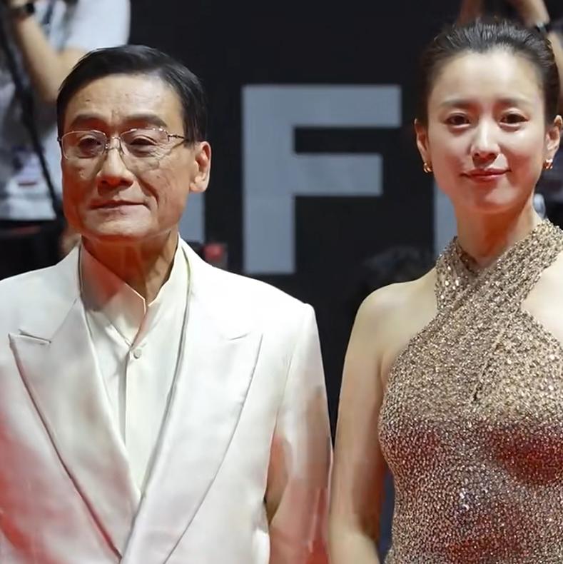 釜山电影节红毯：67岁梁家辉出场，才知法拉利老了也还是法拉利！