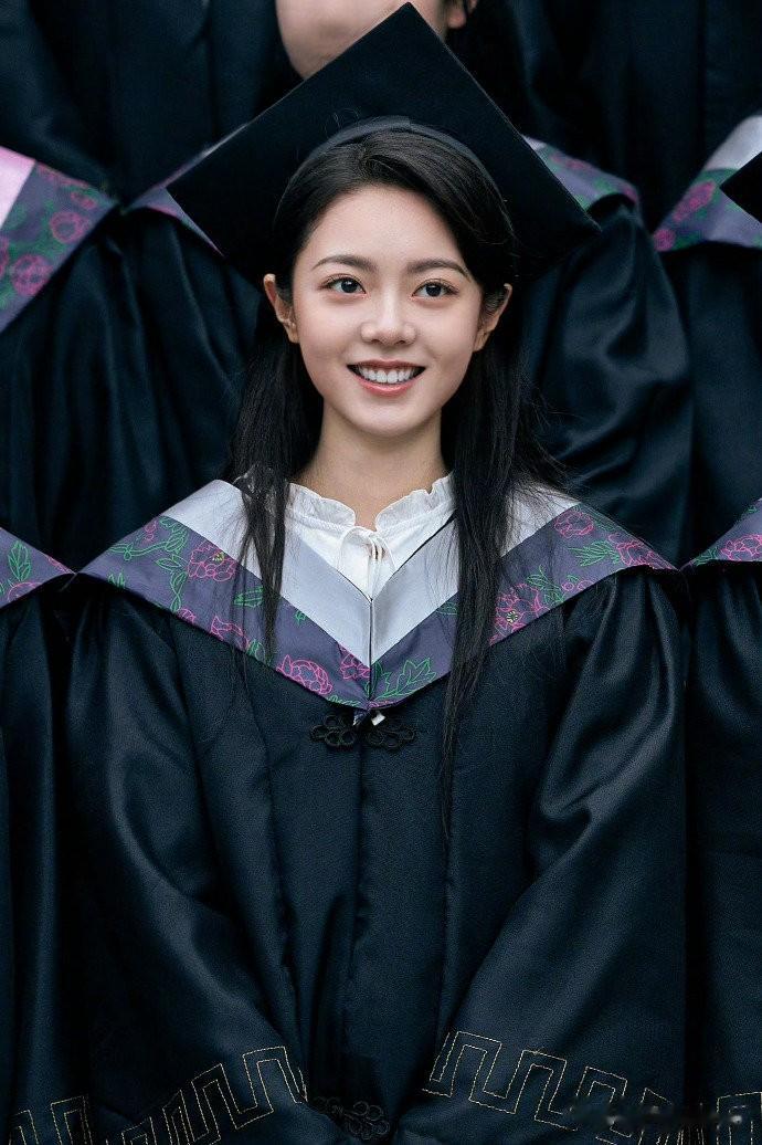 现偶真的完全是赵今麦的统治区啊，长相特别耐看， 而且越看越好看