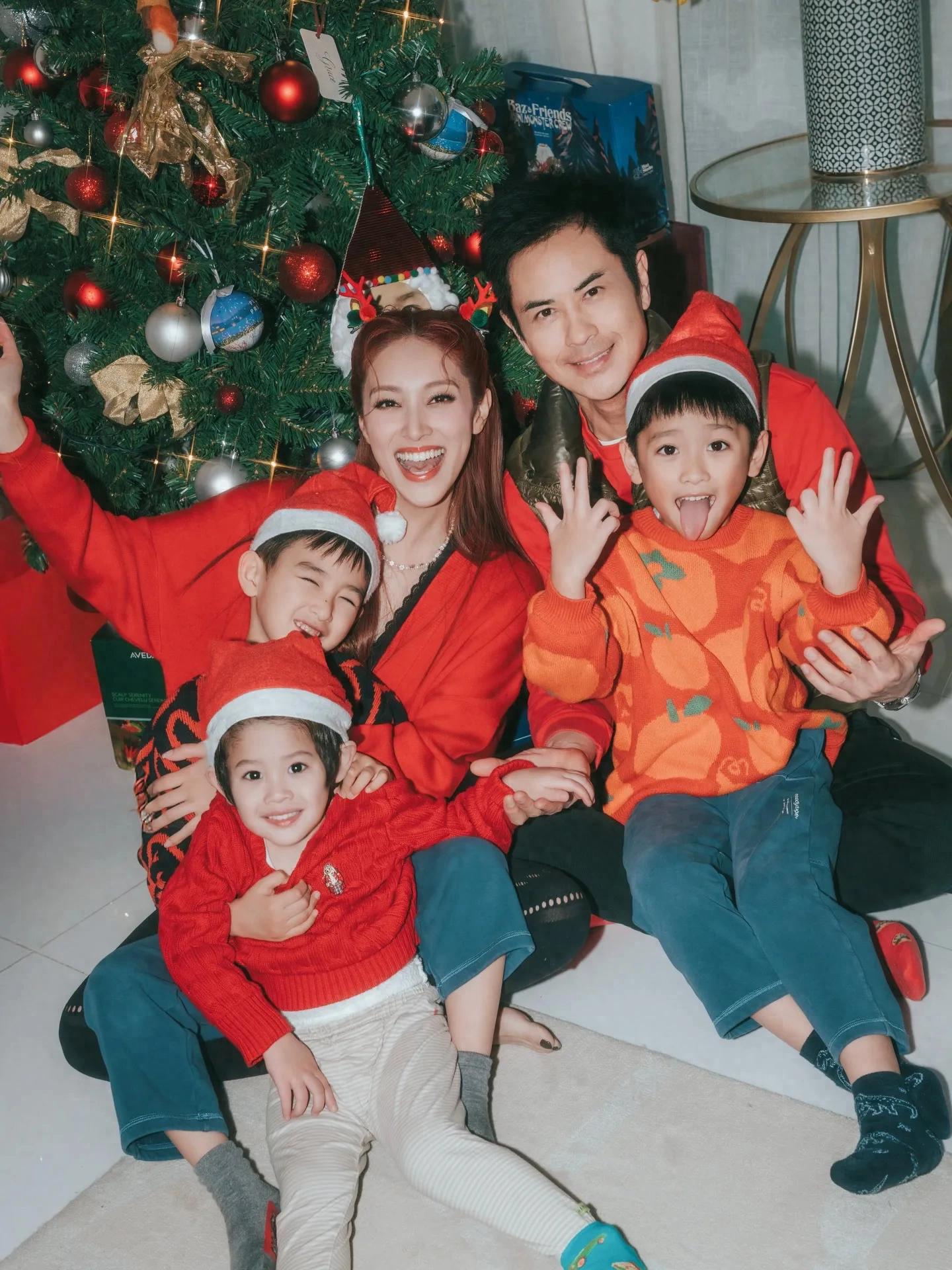 陈凯琳晒圣诞全家福，三个儿子颜值比爸爸郑嘉颖还高，帅气又可爱