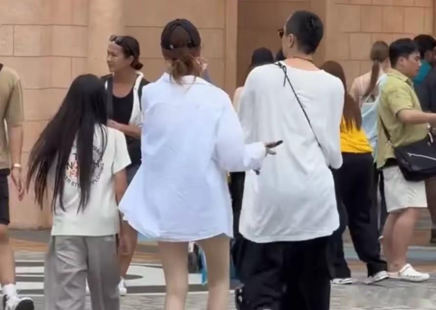 戚薇全家出游被抓拍，Lucky亭亭玉立气质清冷，颜值开挂美过妈妈