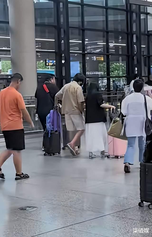 伊能静随秦昊回沈阳老家，婆婆亲自接机，拉着米粒不撒手好爱孙女