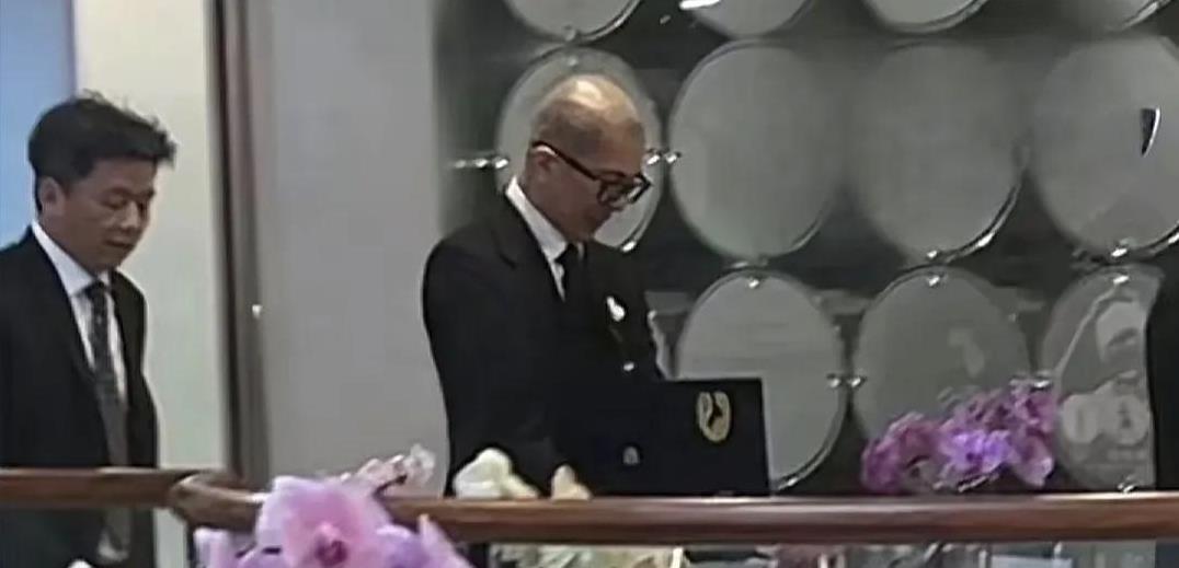 玥儿、霖霖缺席妈妈葬礼,他们究竟在做什么呢?