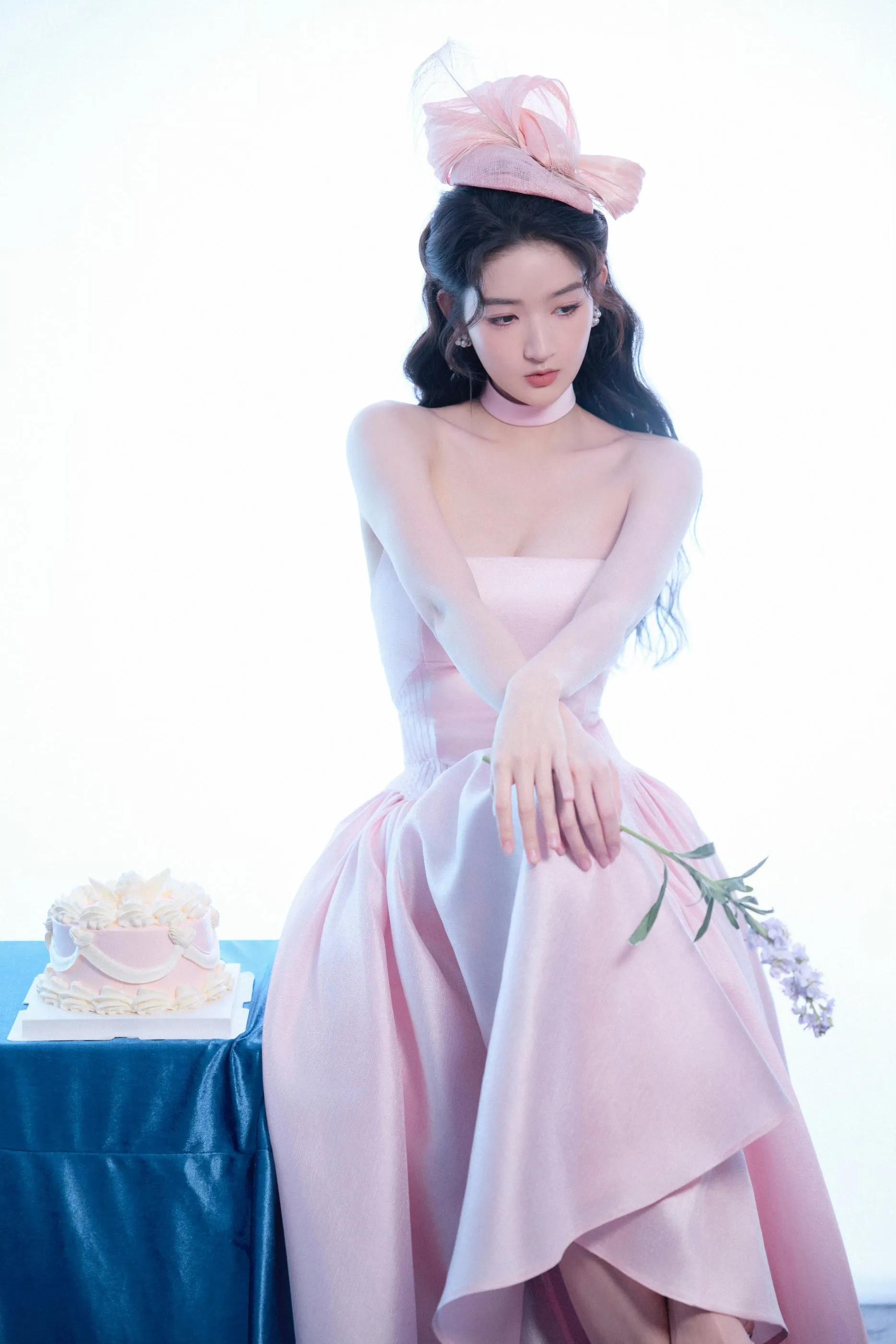 王玉雯性感粉色抹胸裙