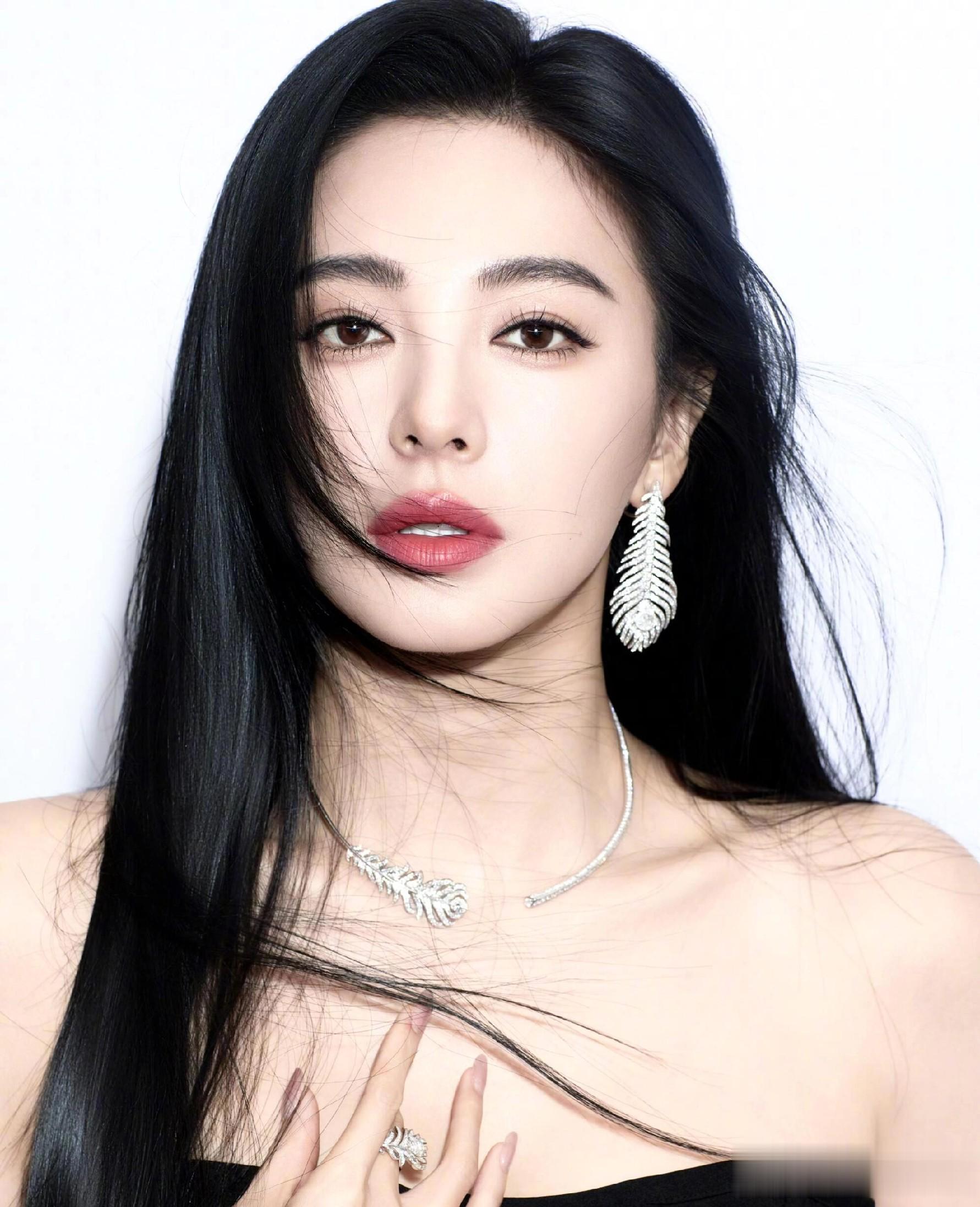 张雨绮出席芭莎珠宝年度盛典，鱼尾裙把腰线掐得巨绝，美到心巴上