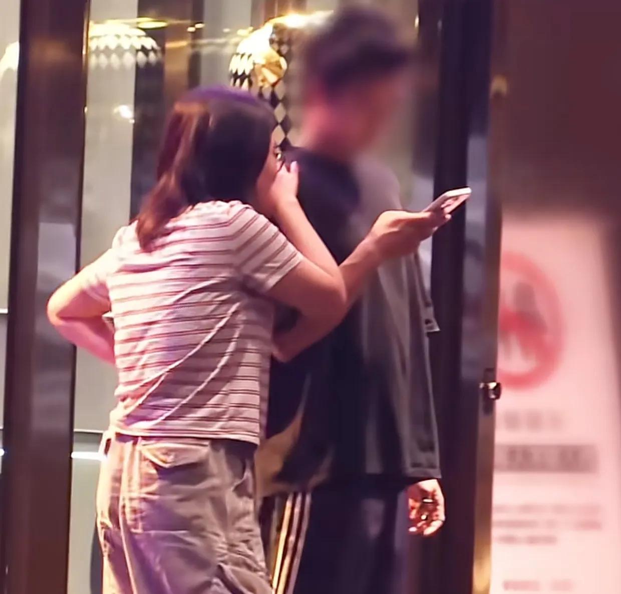 李雪琴和男友约会，她素颜穿着大裤衩又胖了，抱着帅哥男友不撒手