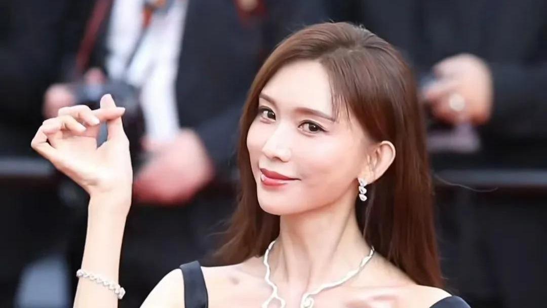 50岁林志玲身穿黑色长裙现身戛纳红毯，看起来怪怪的，又说不出来