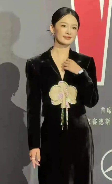 2025光影盛典全记录：热巴裹黑裙杀疯85花 唐嫣“大姨盘头”