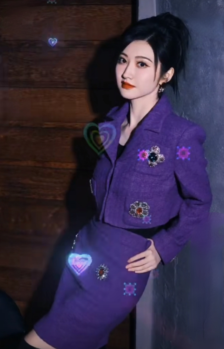 景甜一袭紫色套装配黑靴,复古优雅尽显高级