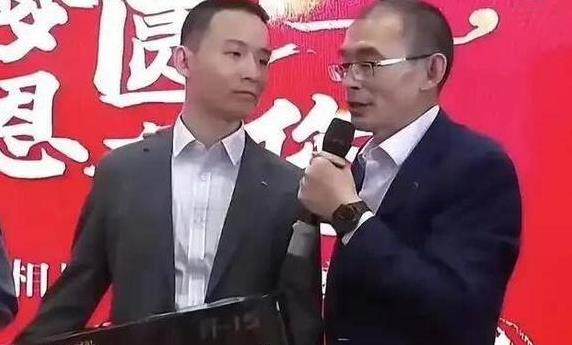 谢妈意外露脸！打扮休闲有气质，挽着谢爸的手，一家六口超有爱