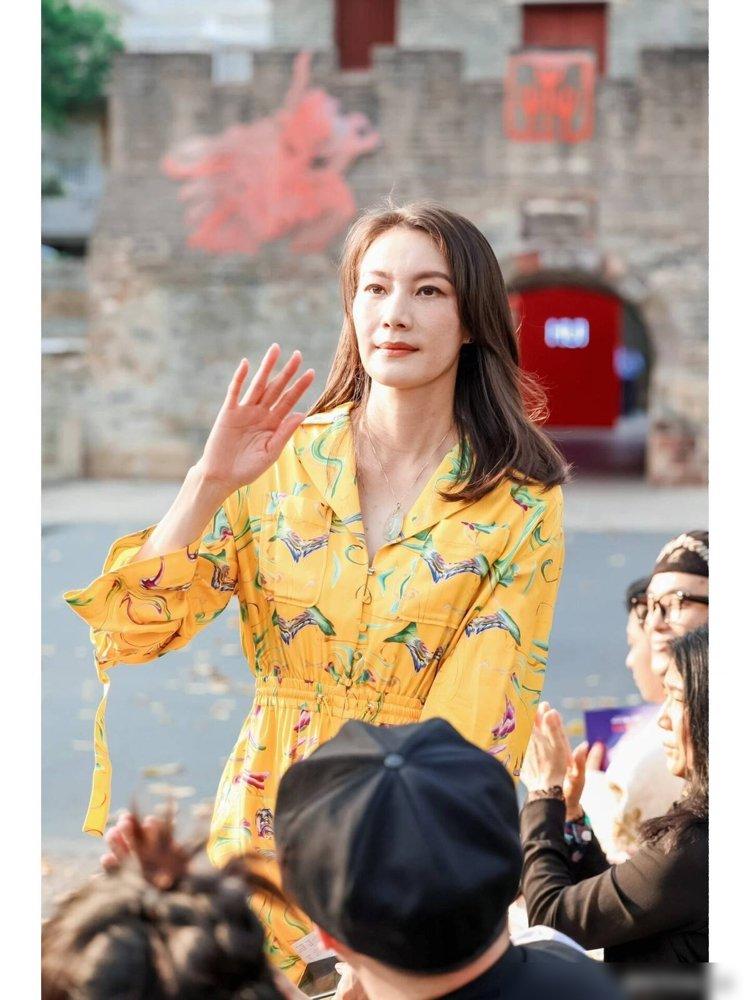 林丹能娶到谢杏芳真有眼光!穿黄色连体裤出席活动,端庄又显气质