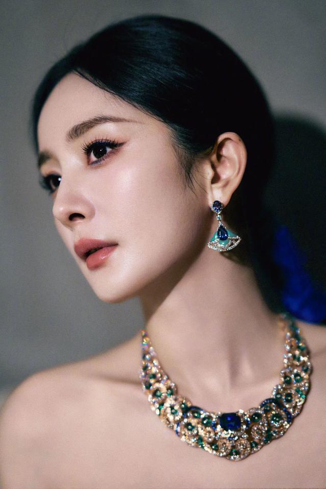 优雅蓝裙，闪耀珠宝，红毯上的动人瞬间