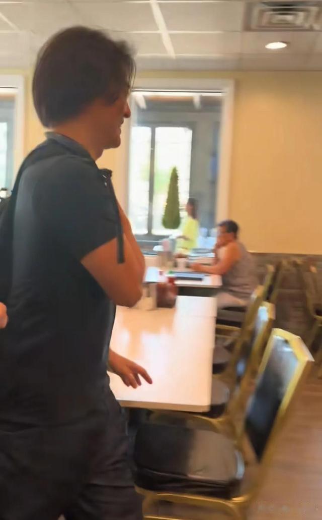 郑伊健现身美国中餐店，万年不变的发型，老婆蒙嘉慧陪他，很幸福