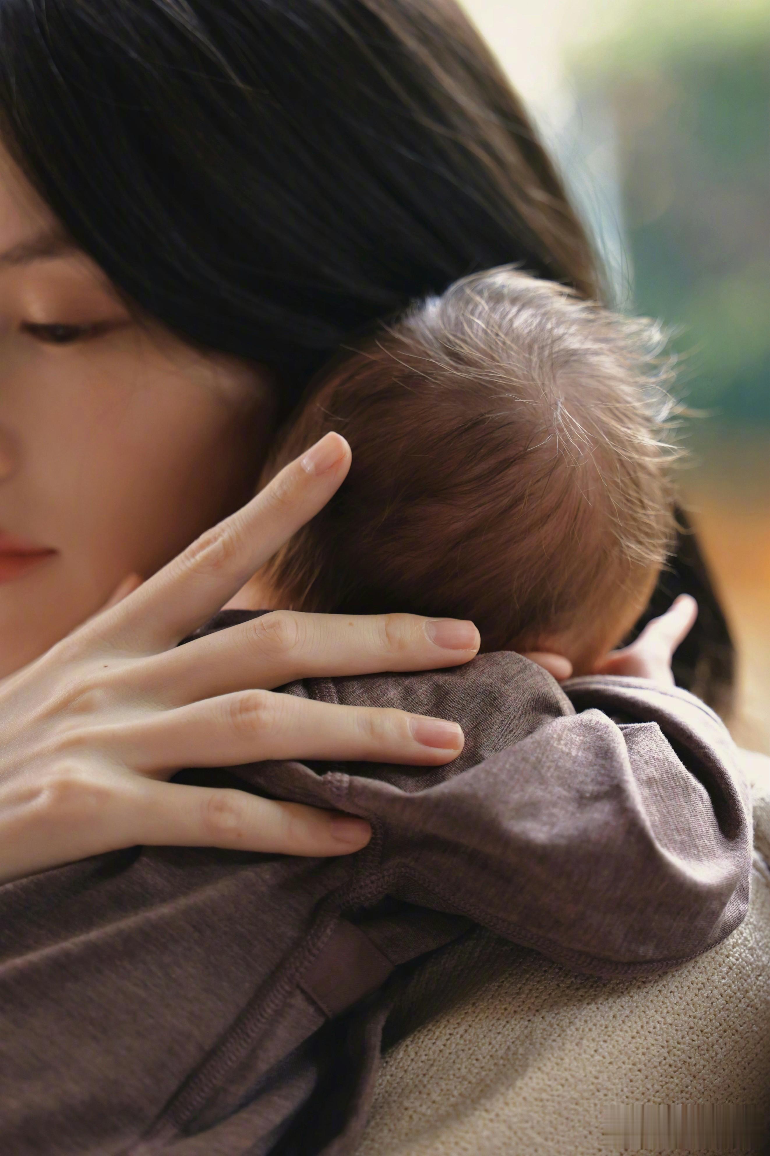 何穗产后复出坦言曾做两次手术，直言工作让她找回自我！