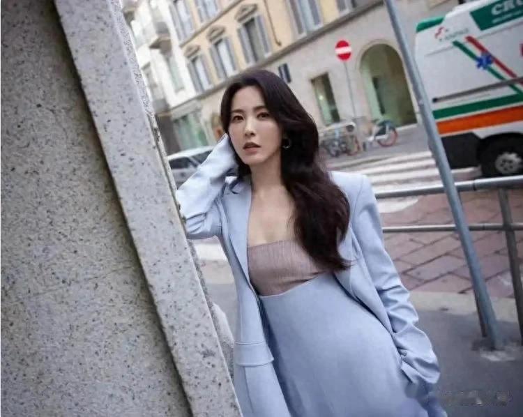 曾黎终于超越自身魅力，浅蓝色高腰裤搭配同款西服女人味十足！