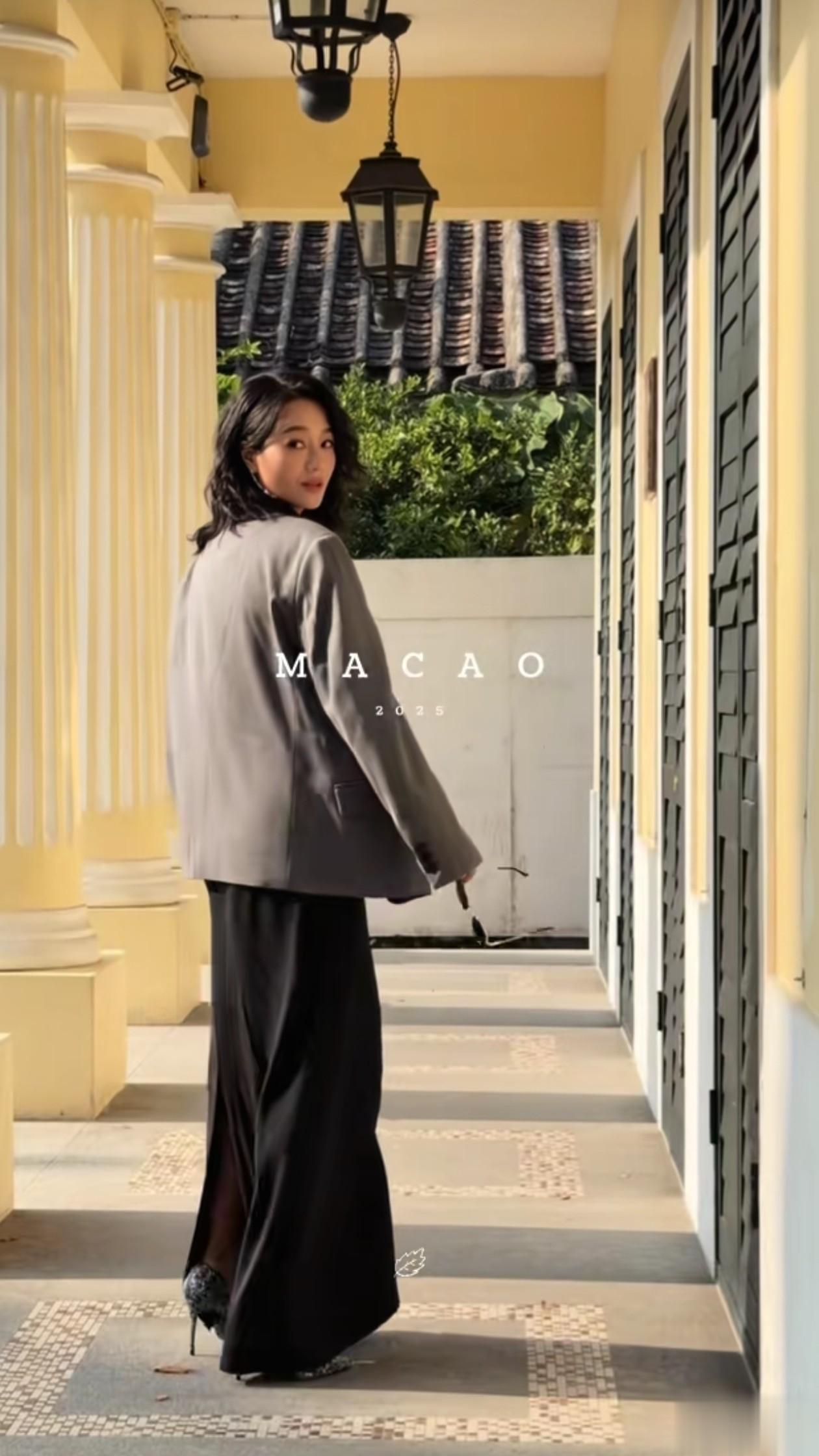 44岁朱丹街头穿搭:齐肩发+西装+黑裙,侧脸绝了,美出了新高度