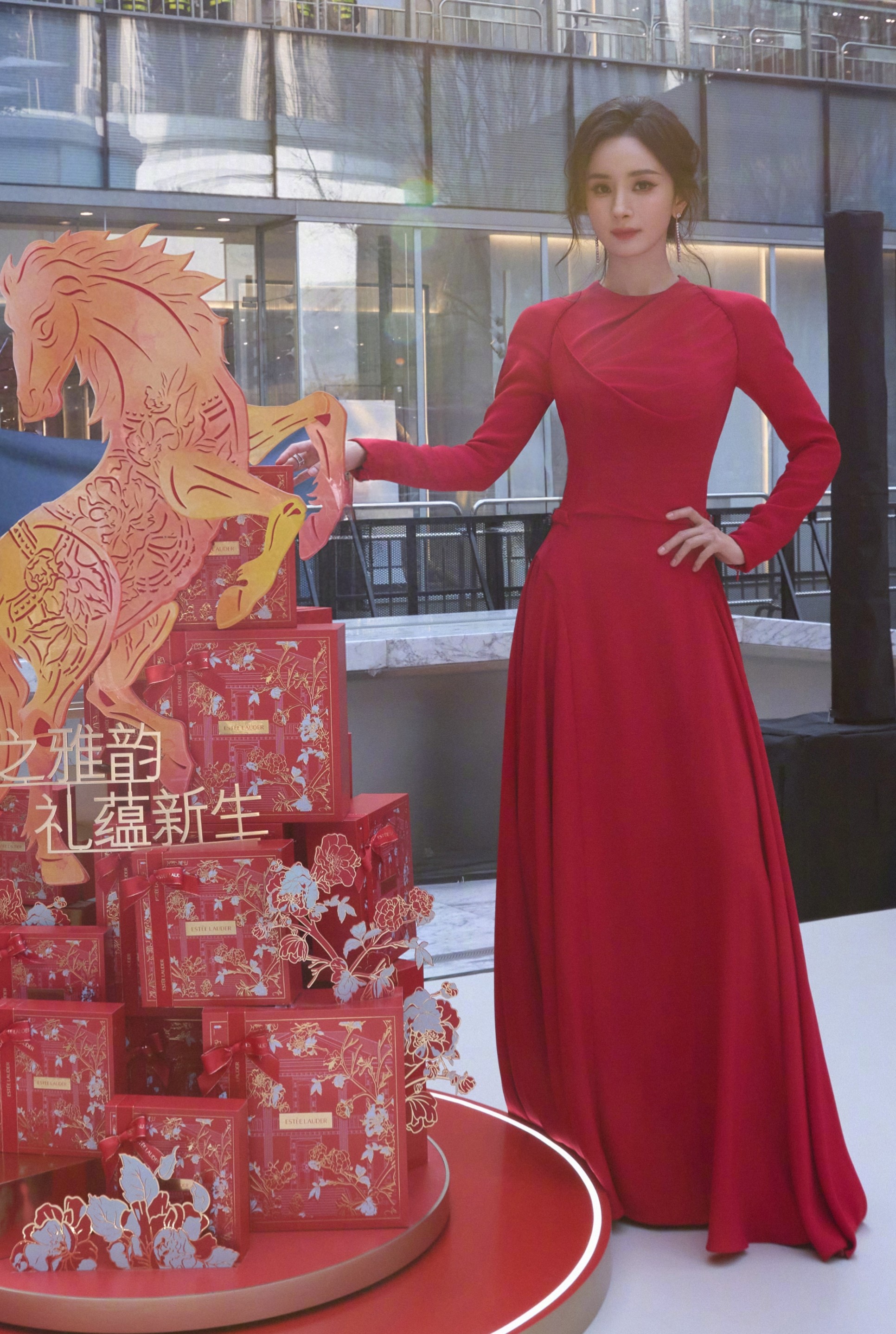 杨幂一身红裙出席品牌活动，太有过年氛围了