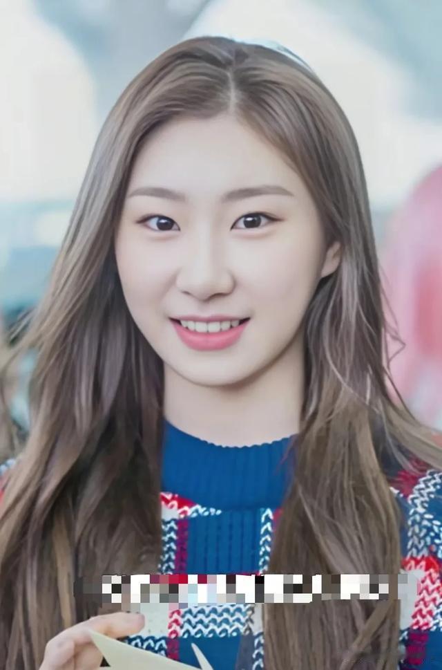 ITZY李彩玲，“丑小鸭”逆袭女神，这个是什么看人的眼神啊