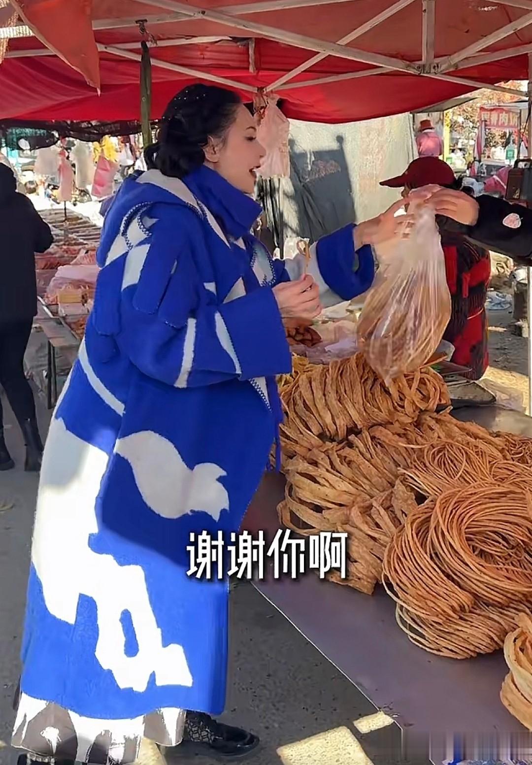 郭晓冬老婆赶山东大集，买3元焦米棍当零食，47岁第一次吃烤鸡腿