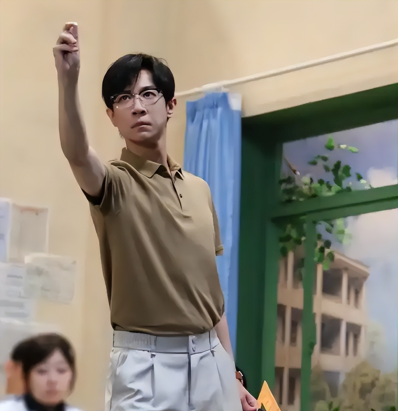 董璇现身机场情绪低落!脸上褶多又僵又肿,挺肚走路被调侃有孕味