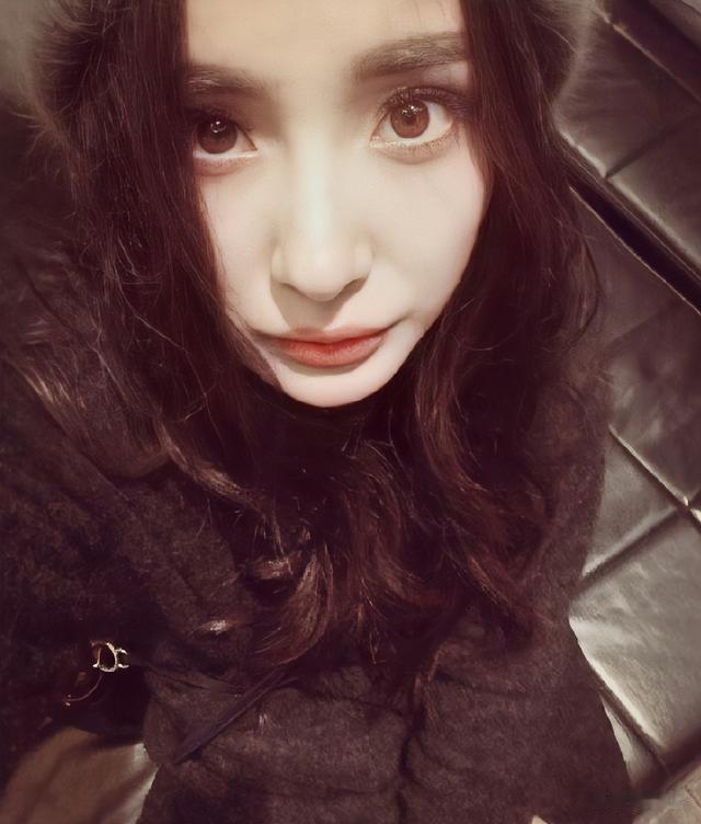 都说懒懒的脸“假”,学生时期照片流出,整没整一目了然