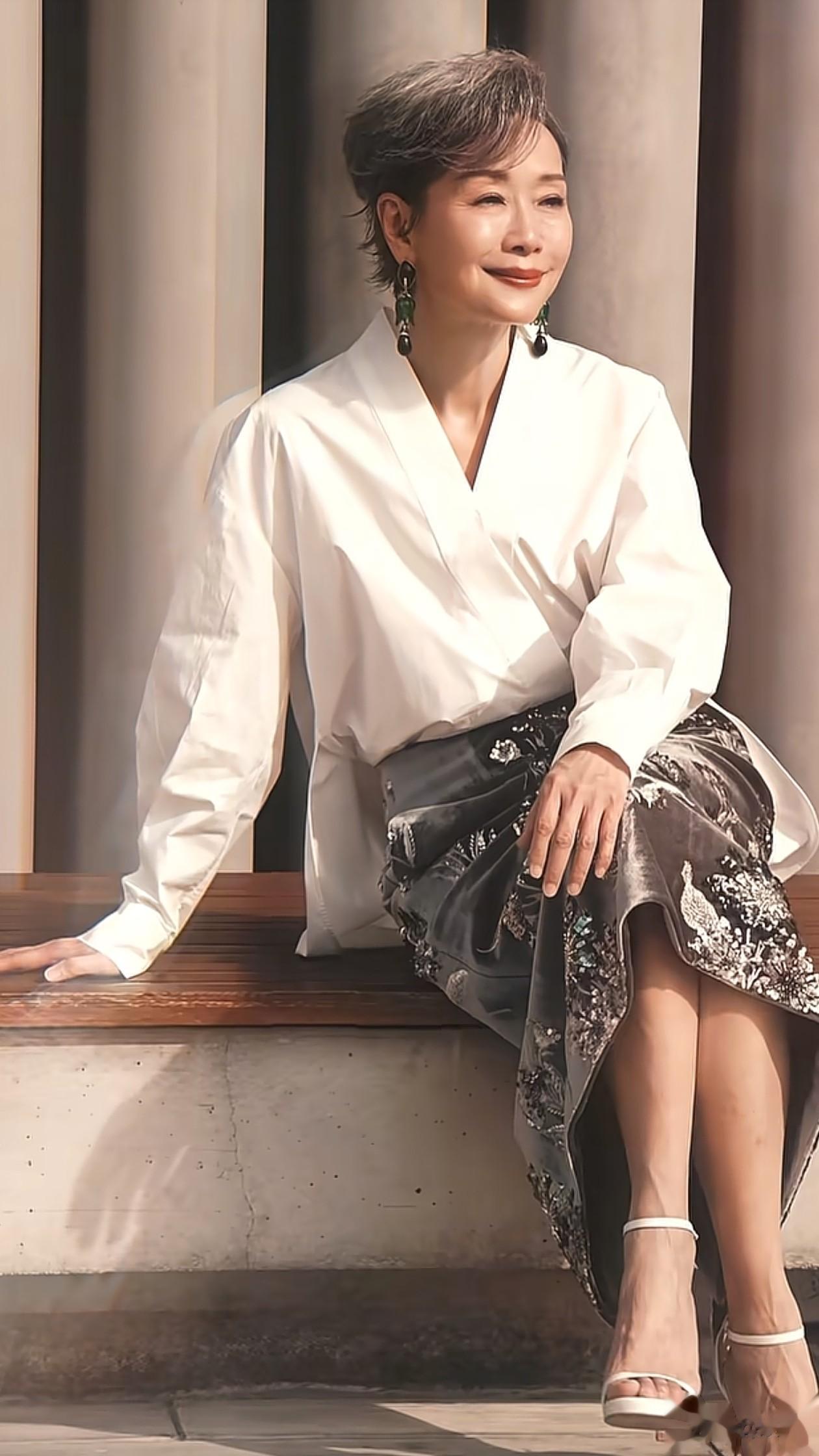 62岁叶童最新穿搭:白衬衫+半身裙,优雅又减龄,状态好得像42岁