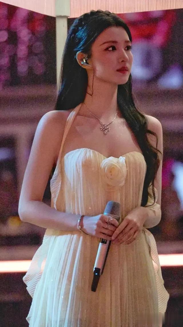 王楚然湖南卫视跨年演唱会出图，满分女王楚然！